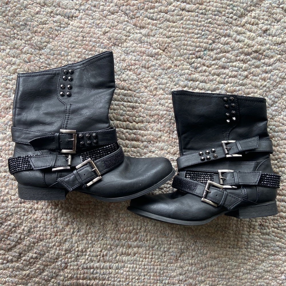 Size 7 women black boots